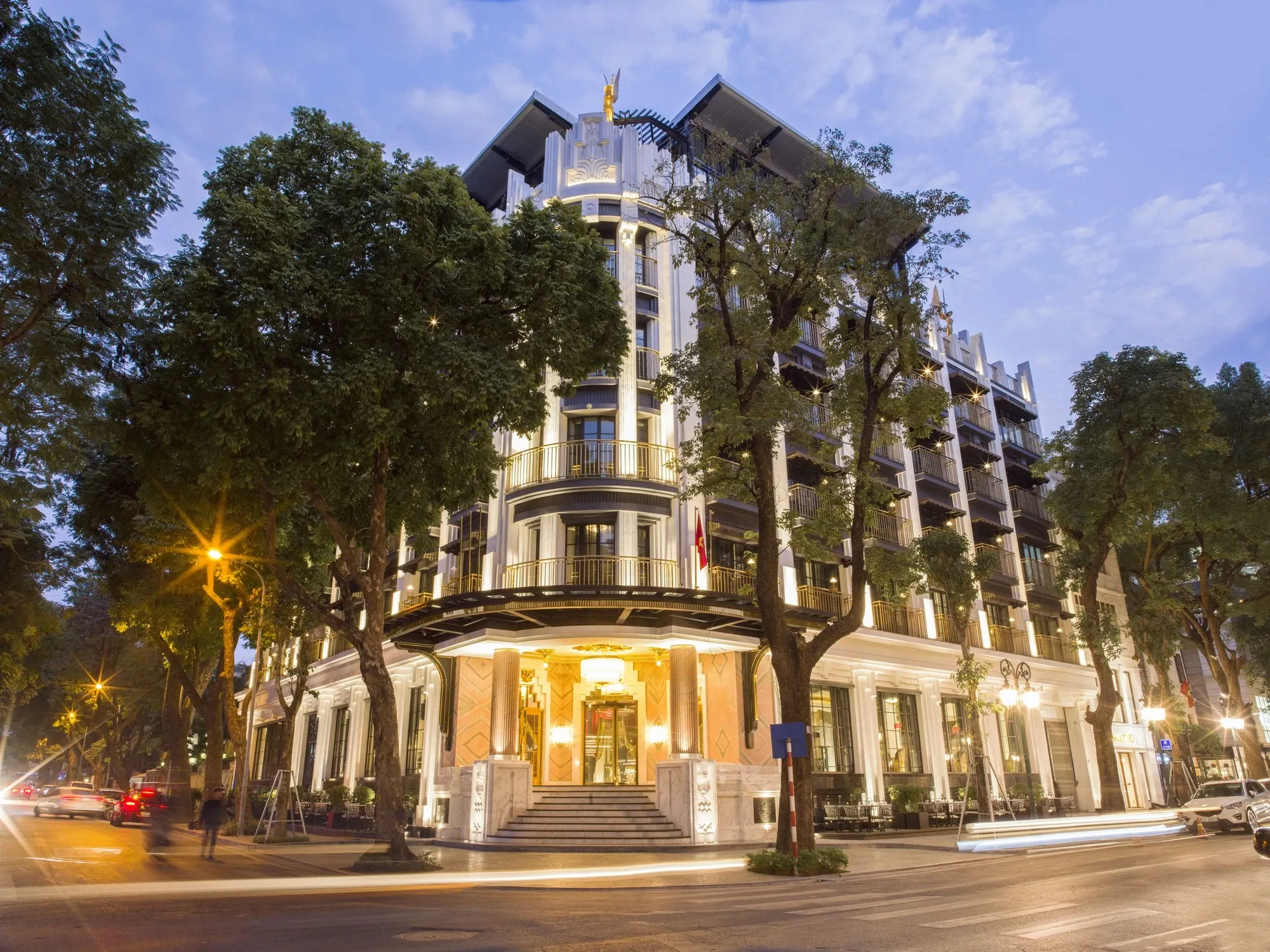 Late arrival travel planning for a hotel stay